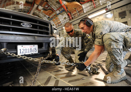 Airman 1. Classe Chris Chalmers e Staff Sgt. Oscar Cortes catena di department di acqua e veicoli di potenza al C-17 Globemaster III dal XV Airlift Squadron Base comune Charleston nov. 4, 2012. Il Dipartimento della Difesa continua a forze di flusso, le capacità logistiche e di materiali di consumo per la New York/New Jersey regione a sostegno della Federal Emergency Management Agency in risposta a uragano Sandy da marzo riserva d'aria di base, California. Foto Stock