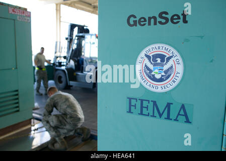 Avieri dal sessantesimo porta antenna squadrone fissare un 4.000 chilowatt generatore per un pallet prima di caricarlo su un C-17 Globemaster a Travis AFB, California, nov. 7. Due 4.000 KW e uno di 5.000 KW generatori sono stati forniti dalla Federal Emergency Management Agency per assistere le vittime dell uragano di sabbia. (U.S. Air Force foto/Ken Wright) Foto Stock