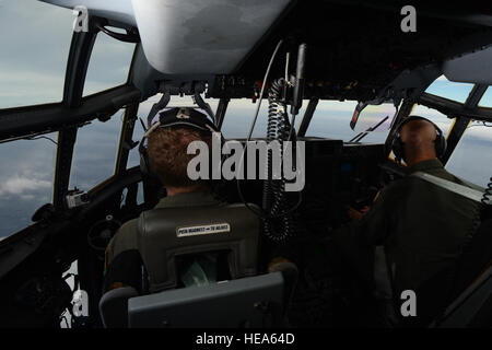 Stati Uniti Air Force Il Mag. Sean Cross, a sinistra, e il tenente Col. Ty Piercefield, entrambi i piloti con la 53rd Meteo squadrone di ricognizione, volare un WC-130J Hercules aeromobile durante un tempo di missione di ricognizione ott. 29, 2012, sull'Oceano Atlantico vicino a U.S. Costa est. I velivoli equipaggio era il monitoraggio del movimento di uragano di sabbia la tempesta avvicina la città di New York e New Jersey aree. Sandy formata nell ovest del Mar dei Caraibi e colpito la Giamaica, Cuba, Haiti e le Bahamas prima di fare approdo nella regione medio atlantica degli Stati Uniti. Il personale Sgt. Jason Robertson) Foto Stock