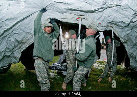 Soldati con la 1257th Transportation Company, West Virginia Esercito Nazionale Guardia, impostare [tende] a Yeager Airbase in Charleston, W. Va. La 130Airlift Wing è la massa di allestimento per il trasporto di forniture dalla Federal Emergency Management Agency a sostegno degli sforzi di sfiato dall' uragano di sabbia. Il West Virginia la guardia nazionale ha oltre 200 membri agevolando gli sforzi di recupero dall'uragano di sabbia. La tempesta polmonato lo stato con la neve e le piogge e ha avuto anche forti venti che hanno lasciato le case e le proprietà danneggiata. Guardie sono coinvolti in numerosi aspetti di ope Foto Stock