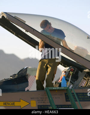 Forza Aerea israeliana (IAF) Sergente (SGT) Oren Barazani, F-16 Fighting Falcon aeromobile capo equipaggio, pulisce la tettoia del pozzetto del suo aereo, sulla linea di volo alla Nellis Air Force Base (AFB), Nevada (NV), durante l'esercizio BANDIERA ROSSA 2003. Bandiera rossa è attualmente la più realistica simulazione di aria-warfare esercizio detenute ovunque nel mondo. Esso coinvolge regolarmente le forze aeree degli Stati Uniti e dei suoi alleati. Foto Stock