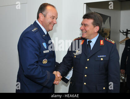 Gen. Philip Breedlove, U.S. Forze aeree in Europa e Stati Uniti Forze Aeree Africa commander, saluta il tedesco air force Lt. Gen. Karl Müllner, Tedesco Air force capo del personale, nel giorno di apertura del Berlin Air Show, comunemente noto come ILA 2012, qui 11/9. ILA 2012 è un evento internazionale ospitato dalla Germania e più di cinquanta di personale militare degli Stati Uniti da basi in Europa e Stati Uniti sono qui per sostenere i vari Stati Uniti aerei militari e le attrezzature sul display. Il velivolo statunitense featured a ILA 2012 sono la UH-60 Black Hawk, UH-72A Lakota, F-16C Fighting Falcon, C-17 Globemaster III e C-130 Herc Foto Stock