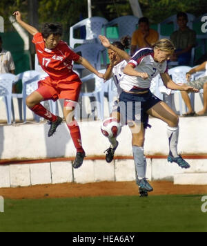 Ill Ok Jang dalla Corea del Sud e Stati Uniti Esercito Capt. Emily Nay e U.S. Air Force Capt. Wendy Emminger tutti scramble per il pallone da calcio durante un'ott. 14 partita di calcio al mondo militare giochi in Hyderabad, India. La Corea del Sud ha sconfitto la squadra degli STATI UNITI, 4-0. Tech. Sgt. Cecilio Ricardo Jr.) Foto Stock