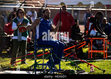 Air Force atleta Ryan Pinney compete nel discus seduto durante il 2014 Warrior giochi in Colorado Springs, Colo., Ottobre 2, 2014. Il guerriero giochi consiste di atleti provenienti da tutto il Dipartimento della Difesa, che ha giocato in stile Paralimpici eventi per il loro rispettivo ramo militare. Lo scopo del gioco è quello di contribuire a mettere in evidenza il potenziale illimitato di guerrieri attraverso gli sport competitivi. Airman 1. Classe Scott Jackson) Foto Stock