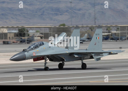 Una forza aerea indiana SU-27 Fighter terre alla Nellis Air Force Base, Nev., 6 agosto 2008 per la partecipazione a Red Flag 08-4. Questo segna la prima volta nella storia che la forza aerea indiana ha partecipato a una bandiera rossa esercizio qui a Nellis. ( Airman 1. Classe Stephanie Rubi () Foto Stock