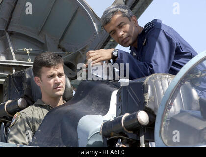 GWALIOR AIR FORCE STATION, India -- forza aerea indiana Wing Commander U. Rakhura prepara il cap. Pete Fesler per una SU-30K il flanker volo durante la Cope India '04. L'esercizio è il primo dissimile Air Combat training esercizio tra le forze aeree degli Stati Uniti e India in più di quarant'anni. Capitano Fesler, uno dei primi Stati Uniti Air Force i piloti a volare in un Flanker, è un F-15 Eagle aviatore da Elmendorf Air Force Base in Alaska. I dieci giorni di manifestazione si è conclusa nel febbraio 25. Tech. Sgt. Keith Brown) Foto Stock