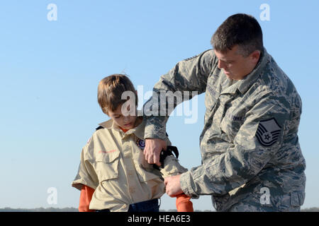 Lt. Col. Allen Stewart e Master Sgt. Patrick Blackman, 169Medical Group, insegnare un aiuto di prima classe al Boy Scouts of America a McEntire comune di Guardia Nazionale Base, S.C. , Nov. 3, 2012. Il aviatori dimostrazione è stata per assistere il boy scout in guadagnare un badge pronto soccorso. La base ha ospitato le acque indiane Consiglio Boy Scout Camporee e sostenuto l'evento con esercito e Air National Guard visualizza statico, reclutatori e dimostrazione dal medico, sicurezza, gestione delle emergenze e dei vigili del fuoco. (Guardia Nazionale personale Sgt. Jorge Intriago Foto Stock