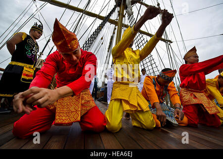 I marinai indonesiani eseguire una danza tradizionale di benvenuto personale militare degli Stati Uniti a bordo della marina indonesiana Tall Ship, KRI Dewaruci a base comune Harbor-Hickam perla, Hawaii. La KRI Dewaruci, arrivati a JBPHH il 29 febbraio 2012, per una breve visita di porta mentre durante il tragitto gli Stati Uniti continentali. Dewaruci ha cominciato la sua crociera da Surabaya, East Java, Indonesia, 14 genn., come parte dell'operazione internazionale di vela (OpSail) 2012 per commemorare il bicentenario della guerra del 1812. Foto Stock