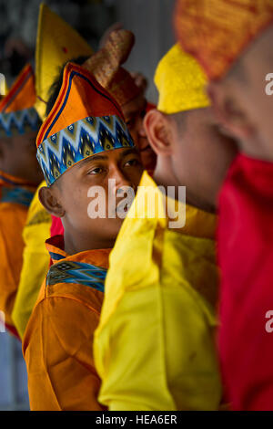 I marinai indonesiani eseguire una danza tradizionale di benvenuto U.S. Il personale militare a bordo della marina indonesiana Tall Ship, KRI Dewaruci a base comune Harbor-Hickam perla, Hawaii. La KRI Dewaruci, arrivati a JBPHH, febbraio 29, 2012, per una breve visita di porta mentre en route negli Stati Uniti continentali. Dewaruci ha cominciato la sua crociera da Surabaya, East Java, Indonesia 14 gennaio come parte dell'operazione internazionale di vela 2012 per commemorare il bicentenario della guerra del 1812. Foto Stock