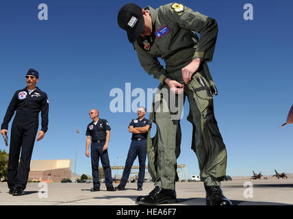 Driver di IndyCar J.R. Hildebrand ottiene sul suo G-vestito in preparazione per la sua Thunderbird F-16 Fighting Falcon presso la Base Aerea Militare di Nellis Nev., 11 ott. 2011. Hildebrand, che aziona il numero quattro la guardia nazionale auto per Panther Racing sarà in competizione nella IZOD IndyCar World Championship al Las Vegas Motor Speedway. Il personale Sgt. Larry E. Reid Jr., rilasciato) Foto Stock