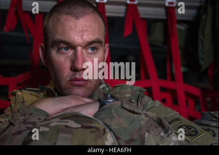 Stati Uniti Esercito capitano Mark Wesseler, ottantaduesima Airborne Division, vola su un C-130H Hercules su una voce della missione in Iraq a sostegno di funzionamento inerenti risolvere, 6 febbraio 2015. Circa mille paracadutisti dal 3° Brigata Team di combattimento, ottantaduesima Airborne Division dispiegato per consigliare e assistere la missione in Iraq. Durante la loro rotazione saranno pullman, insegnare e la guida delle forze di sicurezza irachene per consentire loro di lottare Da'ish. Senior Airman James Richardson/AFCENT/PAReviewed Foto Stock