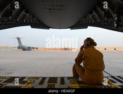 Stati Uniti Air Force Airman 1. Classe Taylor Gardner, 816th Airlift Expeditionary Squadron loadmaster, le guide a C-17 Globemaster III a sostegno di funzionamento inerenti risolvere, Al Udeid Air Base, Qatar, 6 maggio 2015. Stati Uniti e i partner della coalizione ha effettuato l'operazione di degradare e sconfitta da'esh. Tech. Sgt. Barry Loo Foto Stock