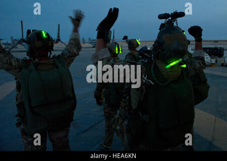 Stati Uniti Esercito berretti verdi assegnato al primo delle forze speciali Gruppo (airborne), Base comune Lewis-Mccorda, nello Stato di Washington, preparare per condurre una notte di saltare da un U.S. Marine MV-22 Osprey durante la partecipazione a corsi di formazione integrata di esercizio 3-15, al Marine Corps Air Ground Centro di combattimento ventinove Palms, California, 17 maggio 2015. MCAGCC conduce pertinenti live-fuoco combinato di formazione di armi, le operazioni in ambiente urbano e giunto/coalizione di integrazione a livello di formazione che promuove le forze operative readiness. Tech. Sgt. Jared Becker Foto Stock