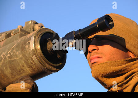 Stati Uniti Marine Corps Lance Cpl. Steven Henriquez, 1° battaglione del serbatoio, società D, Marine Corps Air Ground Centro di combattimento ventinove Palms (MCAGCC), California, guarda attraverso un foro dalla vista del 12 febbraio 2015, nel corso della formazione integrata esercizio 2-15 A MCAGCC. MCAGCC conduce pertinenti live-fuoco combinato di formazione di armi, le operazioni in ambiente urbano e giunto/coalizione di integrazione a livello di formazione che promuove le forze operative readiness. Tech. Sgt. Daniel san Pierre Foto Stock