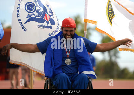 Air Force atleta Ryan Pinney riceve la medaglia d'argento per discus seduto durante il 2014 Warrior giochi in Colorado Springs, Colo., Ottobre 2, 2014. Il guerriero giochi consiste di atleti provenienti da tutto il Dipartimento della Difesa, che ha giocato in stile Paralimpici eventi per il loro rispettivo ramo militare. Lo scopo del gioco è quello di contribuire a mettere in evidenza il potenziale illimitato di guerrieri attraverso gli sport competitivi.(STATI UNITI Air Force photo Tim Chacon) Foto Stock