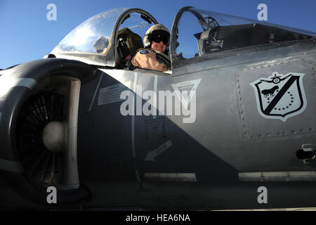 Stati Uniti Marine Corps Il Mag. Casey Elam, pilota, Marine squadrone di attacco 214, Marine Corps Air Station, Yuma, Ariz., si prepara a volare un AV-8B Harrier per il decollo durante la formazione integrata esercizio 2-15 al Marine Corps Air il combattimento a terra (Centro MCAGCC) ventinove Palms, California, 17 febbraio, 2015. MCAGCC conduce pertinenti live-fuoco combinato di formazione di armi, le operazioni in ambiente urbano e giunto/coalizione di integrazione a livello di formazione che promuove le forze operative readiness. Tech. Sgt. Daniel san Pierre Foto Stock