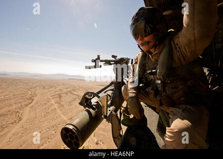 Stati Uniti Marine Corps Sgt. Travis campana un UH-1Y Huey "Venom' porta elicottero gunner con Marine Attacco leggero elicottero Squadron 169 (HMLA-169) da Camp Pendleton, California, scansioni per le minacce durante una missione di addestramento di Febbraio 18, 2015, a sostegno della formazione integrata esercizio 2-15 al Marine Corps Air il combattimento a terra (Centro MCAGCC) ventinove palme, Calif. MCAGCC conduce pertinenti live-fuoco combinato di formazione di armi, le operazioni in ambiente urbano e giunto/coalizione di integrazione a livello di formazione che promuove le forze operative readiness. Master Sgt. Donald R. Allen Foto Stock