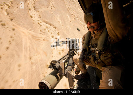 Stati Uniti Marine Corps Sgt. Travis campana un UH-1Y Huey "Venom' porta elicottero gunner con Marine Attacco leggero elicottero Squadron 169 (HMLA-169) da Camp Pendleton, California, scansioni per le minacce durante una missione di addestramento di Febbraio 18, 2015, a sostegno della formazione integrata esercizio 2-15 al Marine Corps Air il combattimento a terra (Centro MCAGCC) ventinove palme, Calif. MCAGCC conduce pertinenti live-fuoco combinato di formazione di armi, le operazioni in ambiente urbano e giunto/coalizione di integrazione a livello di formazione che promuove le forze operative readiness. Master Sgt. Donald R. Allen Foto Stock