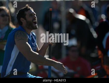 Air Force atleta Ryan Pinney grida dopo aver gettato un discus durante la via e la porzione di campo del 2014 Warrior giochi in Colorado Springs, Colo., Ottobre 2, 2014. Il guerriero giochi consiste di atleti provenienti da tutto il Dipartimento della Difesa, che ha giocato in stile Paralimpici eventi per il loro rispettivo ramo militare. Lo scopo del gioco è quello di contribuire a mettere in evidenza il potenziale illimitato di guerrieri attraverso gli sport competitivi. Senior Airman Justyn M. Freeman/ rilasciato) Foto Stock