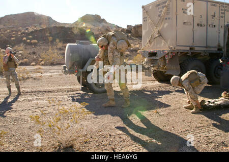 Stati Uniti Marine Corps Lance Cpl. Alexander Perez, da sinistra, Lance Cpl. David Rios, E DEGLI STATI UNITI Navy Hospitalman Sean Sullivan, 1° battaglione del serbatoio, Delta Company, Marine Corps Air Ground Centro di combattimento ventinove Palms (MCAGCC), California, partecipare a una simulazione di scenario di incidenti durante la formazione integrata esercizio 2-15 A MCAGCC, Febbraio 5, 2015. MCAGCC conduce pertinenti live-fuoco combinato di formazione di armi, le operazioni in ambiente urbano e giunto/coalizione di integrazione a livello di formazione che promuove le forze operative' prontezza. Il personale Sgt. Heather Cozad Staley Foto Stock