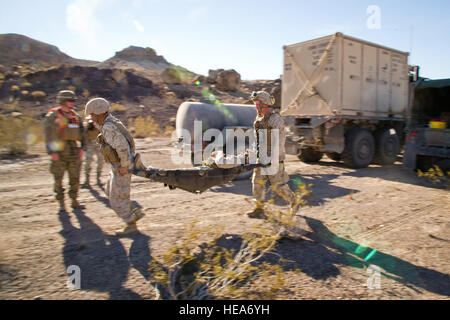 Stati Uniti Marine Corps Lance Cpl. Alexander Perez, da sinistra, Lance Cpl. David Rios, E DEGLI STATI UNITI Navy Hospitalman Sean Sullivan, 1° battaglione del serbatoio, Delta Company, Marine Corps Air Ground Centro di combattimento ventinove Palms (MCAGCC), California, partecipare a una simulazione di scenario di incidenti durante la formazione integrata esercizio 2-15 A MCAGCC, Febbraio 5, 2015. MCAGCC conduce pertinenti live-fuoco combinato di formazione di armi, le operazioni in ambiente urbano e giunto/coalizione di integrazione a livello di formazione che promuove le forze operative' prontezza. Il personale Sgt. Heather Cozad Staley Foto Stock