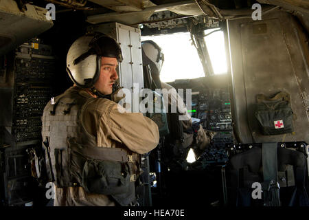 Stati Uniti Marine Corps Cpl. Cole Bennick, capo equipaggio, Marine elicottero pesante Squadron (HMH) 462, Marine Corps Station Miramar, California, completa di pre-volo controlli di sicurezza su un CH-53E Super Stallion elicottero a sostegno della formazione integrata esercizio 2-15 al Marine Corps Air Ground Centro di combattimento ventinove Palms (MCAGCC), California, Febbraio 7, 2015. MCAGCC conduce pertinenti live-fuoco combinato di formazione di armi, le operazioni in ambiente urbano e giunto/coalizione di integrazione a livello di formazione che promuove le forze operative readiness. Il personale Sgt. Heather Cozad Staley Foto Stock