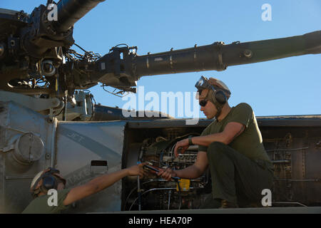 Stati Uniti Marine Corps Lance Cpl. Cody Saavedrasmith, Marine elicottero pesante Squadron (HMH) 462, Marine Corps Station Miramar, California, conduce le ispezioni di manutenzione sui tubi idraulici su un CH-53E Super Stallion elicottero a sostegno della formazione integrata esercizio 2-15 al Marine Corps Air Ground Centro di combattimento ventinove Palms (MCAGCC), California, Febbraio 7, 2015. MCAGCC conduce pertinenti live-fuoco combinato di formazione di armi, le operazioni in ambiente urbano e giunto/coalizione di integrazione a livello di formazione che promuove le forze operative readiness. Il personale Sgt. Amy F. Picard Foto Stock