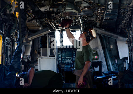 Stati Uniti Marine Corps Lance Cpl. Cameron Vanderhoff, capo equipaggio, Marine elicottero pesante Squadron (HMH) 462, Marine Corps Station Miramar, California, conduce le ispezioni di manutenzione su un CH-53E Super Stallion elicottero a sostegno della formazione integrata esercizio 2-15 al Marine Corps Air Ground Centro di combattimento ventinove Palms (MCAGCC), California, Febbraio 7, 2015. MCAGCC conduce pertinenti live-fuoco combinato di formazione di armi, le operazioni in ambiente urbano e giunto/coalizione di integrazione a livello di formazione che promuove le forze operative readiness. Il personale Sgt. Amy F. Picard Foto Stock