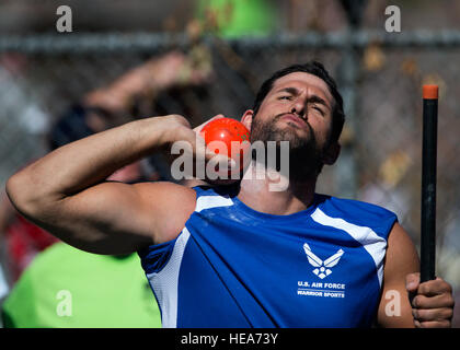 Air Force atleta Ryan Pinney si prepara a lanciare un colpo messo durante la via e la porzione di campo del 2014 Warrior giochi in Colorado Springs, Colo., 2 ottobre 2014. Il guerriero giochi consiste di atleti provenienti da tutto il Dipartimento della Difesa, che ha giocato in stile Paralimpici eventi per il loro rispettivo ramo militare. Lo scopo del gioco è quello di contribuire a mettere in evidenza il potenziale illimitato di guerrieri attraverso gli sport competitivi. Senior Airman Justyn M. Freeman/ rilasciato) Foto Stock