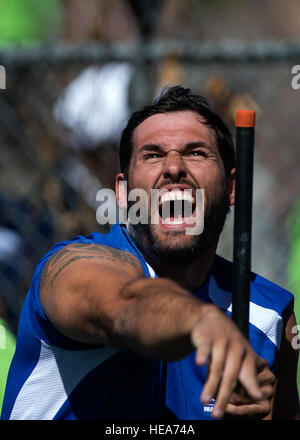 Air Force atleta Ryan Pinney grida dopo aver gettato il suo colpo messo durante la via e la porzione di campo del 2014 Warrior giochi in Colorado Springs, Colo., Ottobre 2, 2014. Il guerriero giochi consiste di atleti provenienti da tutto il Dipartimento della Difesa, che ha giocato in stile Paralimpici eventi per il loro rispettivo ramo militare. Lo scopo del gioco è quello di contribuire a mettere in evidenza il potenziale illimitato di guerrieri attraverso gli sport competitivi. Senior Airman Justyn M. Freeman/ rilasciato) Foto Stock