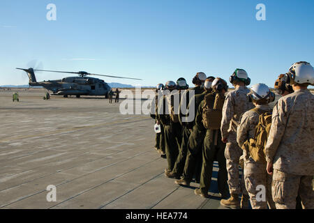 Stati Uniti Lancia Marine Cpl. Courtavia Cameron, un elicottero meccanico assegnato alle Marine elicottero pesante Squadron 462, Marine Aircraft Group 16, terzo aeromobile Marina Wing, ICM Mira Mar, California, esegue il marshalling di un CH-53E Super Stallion elicottero durante la formazione integrata esercizio 2-15 al Marine Corps Air il combattimento a terra (Centro MCAGCC) ventinove Palms California, 11 febbraio, 2015. MCAGCC conduce pertinenti live-fuoco combinato di formazione di armi, le operazioni in ambiente urbano e giunto/coalizione di integrazione a livello di formazione che promuovono le forze operative readiness. Il personale Sgt. Kyle Brasier Foto Stock