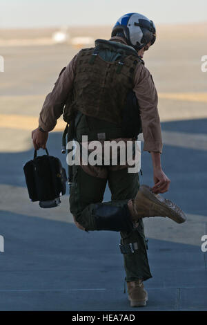 Stati Uniti Marine Il Mag. Casey Elam, un pilota assegnato al Marine squadrone di attacco 214 "pecore nere", Marine Corps Air Station Yuma, Ariz., esegue un oggetto estraneo detriti controllare prima di entrare la Flightline durante la formazione integrata esercizio 2-15 al Marine Corps Air il combattimento a terra (Centro MCAGCC) ventinove Palms, California, 17 febbraio, 2015. MCAGCC conduce pertinenti live-fuoco combinato di formazione di armi, le operazioni in ambiente urbano e giunto/coalizione di integrazione a livello di formazione che promuovono le forze operative readiness. Tech. Sgt. Efren Lopez Foto Stock