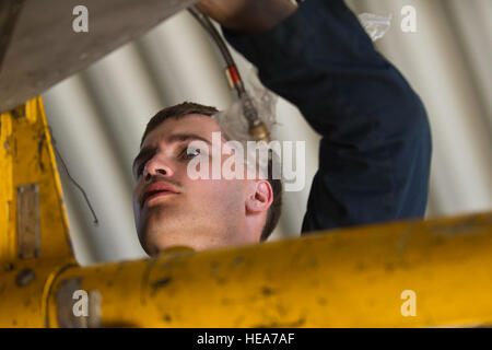 Stati Uniti Marine Cpl. John Kosak, una cellula meccanico assegnato al Marine squadrone di attacco 214 "pecore nere", Marine Corps Air Station Yuma, Ariz., sostituisce una linea idraulica su un AV-8B Harrier durante la formazione integrata esercizio 2-15 al Marine Corps Air il combattimento a terra (Centro MCAGCC) ventinove Palms, California, 17 febbraio, 2015. MCAGCC conduce pertinenti live-fuoco combinato di formazione di armi, le operazioni in ambiente urbano e giunto/coalizione di integrazione a livello di formazione che promuovono le forze operative readiness. Tech. Sgt. Efren Lopez Foto Stock