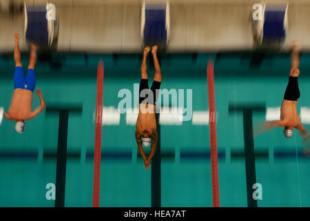 Air Force atleta agosto O'Niell (centro) compete nel nuoto durante il 2014 Warrior giochi presso il Centro di Allenamento Olimpico, Colorado Springs, Colo., Sett. 30, 2014. Il guerriero giochi consiste di atleti provenienti da tutto il Dipartimento della Difesa, che ha giocato in stile paralimpici eventi per il loro rispettivo ramo militare. Lo scopo del gioco è quello di contribuire a mettere in evidenza il potenziale illimitato di guerrieri attraverso gli sport competitivi. (U.S. Air Force photo Tim Chacon) Foto Stock