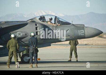 Stati Uniti Manutentori Marine assegnato al Marine squadrone di attacco 214 "pecore nere", Marine Corps Air Station Yuma, Ariz., preparare un AV-8B Harrier per volo durante la formazione integrata esercizio 2-15 al Marine Corps Air il combattimento a terra (Centro MCAGCC) ventinove Palms, California, 18 febbraio, 2015. MCAGCC conduce pertinenti live-fuoco combinato di formazione di armi, le operazioni in ambiente urbano e giunto/coalizione di integrazione a livello di formazione che promuovono le forze operative readiness. Tech. Sgt. Efren Lopez Foto Stock