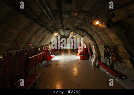 Avieri dal 108th ala, New Jersey Air National Guard, condurre un rifornimento di aria la missione di una C-17 Globemaster III Dicembre 5, 2013. L'equipaggio era costituito da piloti, Capts. Heather Combee, Johann Hintz e Joel Webley, nonché gli operatori del braccio, Tech. Sgts. Jennifer Bowen e Patrick Ogle. La missione ha fornito un'opportunità per i piloti e gli operatori del braccio ad affinare la loro aria-competenze di rifornimento a bordo di un KC-135 Stratotanker. Tech. Sgt. Armando Vasquez / rilasciato) Foto Stock