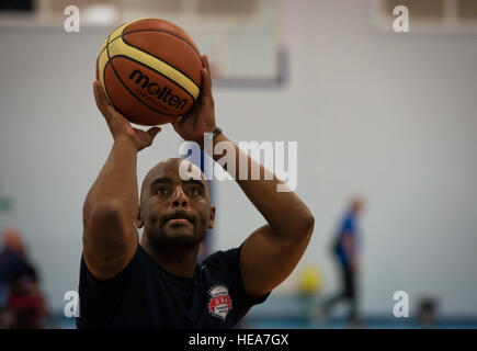 Delvin Maston, un pensionato U.S. Il personale dell'esercito sergente, spara un tiro libero durante il basket in carrozzella pratica per la Invictus Games sett. 8, 2014, a Londra. Il personale Sgt. Andrew Lee) Foto Stock