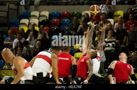 Atleti provenienti da più nazioni hanno gareggiato nel basket in sedia a rotelle agli Invictus Games, un evento multisportivo per i membri del servizio feriti. I giochi promuovono la riabilitazione, il fitness fisico e il cameratismo internazionale attraverso sport come il tiro con l'arco, il canottaggio e il nuoto. Foto Stock