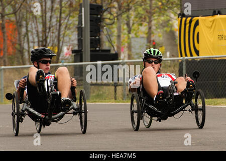 Stati Uniti Marine Cpl. Dustin Gabehart (sinistra) e Sgt. Jesse Clark (destra) competere nel ciclismo su strada durante la Invictus giochi presso la Lee Valley Velo Park, Queen Elizabeth Olympic Park, Londra, Inghilterra, Sett. 13, 2014. Il ciclismo su strada è uno dei numerosi sport oltre 300 combattenti feriti da 13 nazioni potrebbero arrivare a competere in compresi tiro con l'arco, Rugby in carrozzina, basket in carrozzella, indoor rowing, atletica, nuoto e seduta pallavolo. La visione per il Invictus Games è quello di sfruttare la potenza dello sport ad ispirare il recupero, sostenere azioni di riabilitazione e di generare una più ampia comprensione e rispetto per chi viaggia Foto Stock