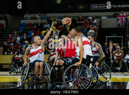 Giacobbe ricca raggiunge fino a bloccare un colpo di Danimarca il capitano di una squadra Maurice Manuel alla casella di rame Arena, durante la Invictus giochi sul Sett. 13, 2014, a Londra. Il personale Sgt. Ricca è stato diagnosticato con il cervello e il midollo spinale cancro quando serve nei militari degli Stati Uniti e sarà ora competere nel ciclismo e basket in carrozzella. Il personale Sgt. Andrew Lee) Foto Stock