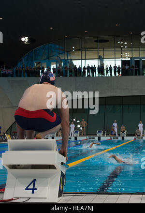 La squadra di nuoto che rappresenta gli Stati Uniti durante il 2014 Londra Invictus Games competere nel misto 4x50m Freestyle relè, London Aquatics Centre, Inghilterra, 14 settembre, 2014. Il principe Harry è stato spinto a portare il caso di un pubblico internazionale a seguito della sua visita di ispirazione per il Guerriero giochi in Colorado nel 2013. L'evento a Londra riunirà per la prima volta i soldati e le donne - che servono entrambi e il veterano - da 14 nazioni. La Invictus Games spotlight i sacrifici di questi uomini e donne fatti che servono il loro paese e la loro infaticabile drive per superare. Senior Foto Stock