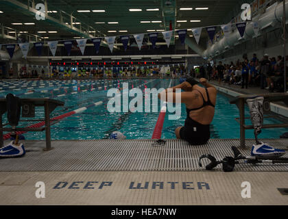 Air Force atleta Sarah Evans fissa la sua cuffia per la piscina prima di entrare in piscina durante il 2014 Warrior giochi presso l'U.S. Olympic Training Center Colorado Springs, Colo., Sett. 30, 2014. Il guerriero giochi consiste di atleti provenienti da tutto il Dipartimento della Difesa, che ha giocato in stile paralimpici eventi per il loro rispettivo ramo militare. Lo scopo del gioco è quello di contribuire a mettere in evidenza il potenziale illimitato di guerrieri attraverso gli sport competitivi. Senior Airman Justyn M. Freeman/ rilasciato) Foto Stock