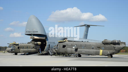 Esercito CH-47D elicotteri Chinook e i loro componenti sono scaricati da una C-5M Super Galaxy ott. 29, 2013, alla Dover Air Force Base, Del. gli elicotteri sono stati impiegati in Afghanistan e vengono restituiti agli Stati Uniti come forze militari sono ritirati dal paese. Il C-5s sono assegnati alla 436th Airlift Wing. Greg L. Davis) Foto Stock