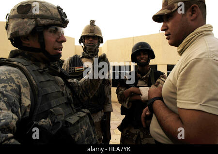 Stati Uniti Army Spc. Rafael MACHUCA (2004), nativo di Barstow, California, barzellette lungo con un soldato iracheni nel comune di sicurezza ferroviaria Shula, Iraq il 18 luglio 2008. Gli Stati Uniti I soldati sono parte del 2° plotone, Bravo Company, 1° Battaglione, 502nd Reggimento di Fanteria, 101st Airborne Division e i soldati iracheni sono parte della Società Delta, 2° Battaglione, XXII esercito iracheno divisione. ( Staff Sgt. Manuel J. Martinez Foto Stock