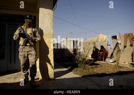 Un Iraq soldato dell'esercito cerca una casa insieme con gli Stati Uniti I soldati dell esercito durante un Iraq esercito pattuglia di led del villaggio Riyahd Iraq, febbraio, 08, 2007. I soldati sono assegnati alla società Delta, quarto plotone, 2° Battaglione, 27° Reggimento di Fanteria, 3° Brigata Team di combattimento, XXV divisione di fanteria, Schofield caserma, Hawaii. Master Sgt. Andy Dunaway) (rilasciato) Foto Stock