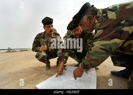 Forza aerea irachena aviatori utilizzare una cartina e bussola durante la navigazione terrestre parte della loro BMT Top Off della formazione di Camp Taji, Iraq, 18 aprile. Il governo iracheno aviatori volontariamente per tornare al servizio attivo attraverso il programma rehire dal Ministero della Difesa. Foto Stock