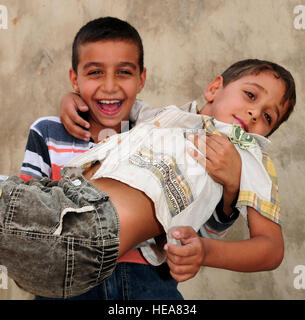 BASE COMUNE BALAD, Iraq - Due bambini iracheni durante il gioco bambini iracheni giornata qui il 10 di ottobre, 2009. JBB ospitato 125 bambini, genitori e funzionari, aumentando le relazioni della Comunità con i villaggi circostanti. Il personale Sgt. Heather M. Norris) (rilasciato) Foto Stock