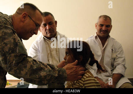 Stati Uniti Esercito Capt. John Shaughnessy, da 41a Brigata incendi esamina una giovane ragazza irachena a una valutazione medica ad Ottobre 9, 2008, in Al Haay, Iraq. L evento è stato parte di al giorno Haay, che comprendeva una valutazione medica, iracheni conferenza stampa, scuola prenota la distribuzione e la sicurezza comune stazione Valutazione del sito, tutti i quali hanno contribuito a stabilire la presenza della coalizione in Al Haay. Foto Stock