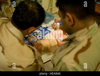 BASE COMUNE BALAD, Iraq -- medici iracheni pratica delle vie aeree tecniche di compensazione su un manichino in pratica durante la parte pratica della loro formazione con la 332Expeditionary Medical Group 8 febbraio La formazione era parte di un responder primo workshop per medici iracheni per aiutare a sviluppare le competenze necessarie per trattare pazienti con trauma. Il personale Sgt. Levi Riendeau) Foto Stock