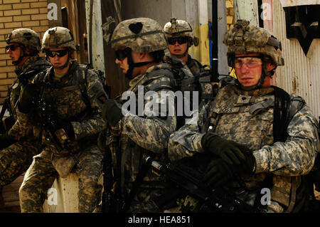 Stati Uniti I soldati di attendere per il loro giro per il loro trasporto a compensazione di barili in avanti base operativa della giustizia, Iraq di Kadhimiya, Iraq sul set. 14, 2008. Gli Stati Uniti I soldati sono membri del terzo plotone, Delta Company, 1° Battaglione, 502nd Reggimento di Fanteria, 101st Airborne Division. Il personale Sgt. Manuel J. Martinez Foto Stock